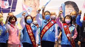 楊文科與竹東鎮長候選人張順朋合體造勢拚連任選戰倒數，爭取連任的國民黨籍新竹縣長候選人楊文科（前右3）23日晚間在竹東鎮，與黨籍竹東鎮長候選人張順朋（前右2）合體造勢，全力催票。（楊文科競選團隊提供）中央社記者魯鋼駿傳真  111年11月23日