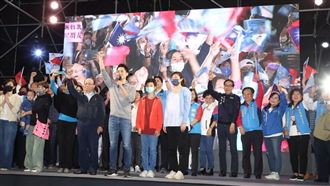 直擊／勝選之夜！蔣萬安攜父親、妻子謝票