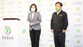 蔡英文召開「2022年地方選舉結果」記者會，黨秘書長林錫耀陪同出席。（圖／記者楊澍攝影）