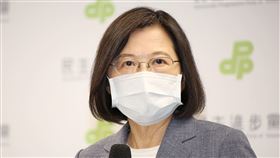 蔡英文召開「2022年地方選舉結果」記者會，黨秘書長林錫耀陪同出席。（圖／記者楊澍攝影）