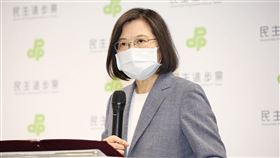 蔡英文召開「2022年地方選舉結果」記者會，黨秘書長林錫耀陪同出席。（圖／記者楊澍攝影）