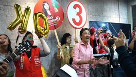 選前之夜  Kolas跳脫傳統改辦溫馨音樂會民進黨花蓮縣長候選人Kolas Yotaka（粉衣者）25日選前之夜捨棄傳統大遊行及晚會，在北區競選總部舉辦音樂會，與支持者歡樂歌唱，場面溫馨。中央社記者張祈攝  111年11月25日