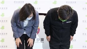 民進黨九合一選舉挫敗  蔡英文鞠躬致歉民進黨主席蔡英文（左）26日晚間舉行記者會，宣布為這次九合一選舉成績不如預期，承擔所有責任，即刻辭去黨主席一職，隨後並向支持者深深一鞠躬致歉。中央社記者鄭傑文攝  111年11月26日