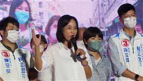 柯志恩自行宣布敗選  承諾續留高雄國民黨高雄市長候選人柯志恩（前左2）26日晚間發表談話時自行宣布敗選，但承諾將續留高雄，期許下半輩子為高雄付出所有心力，「明年、4年後一定還有我的角色」。中央社記者曾以寧攝  111年11月26日