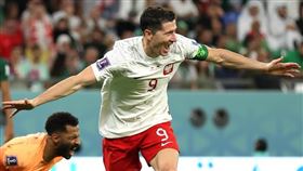 第5度征戰世界盃的波蘭當家一哥列凡多夫斯基終於踢進首球。（圖／翻攝自FIFA推特）