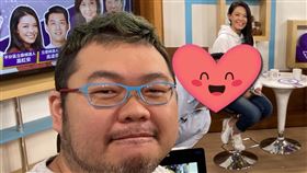 四叉貓26日晚間貼出一張他跟高虹安的同框照並說，恭喜高虹安，「我未來四年不缺話題惹（滾動）」。（圖／翻攝自劉宇臉書）

