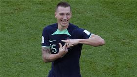 ▲澳洲杜克（Mitchell Duke）進球後用雙手比出英文字母J，與看台上的兒子一起分享榮耀時刻。（圖／美聯社／達志影像）