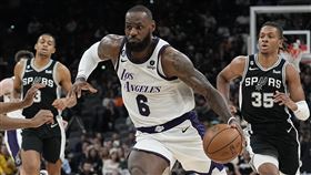 ▲「詹皇」詹姆斯（LeBron James）狂轟7顆三分球且10罰10中，拿下本季最高39分。（圖／美聯社／達志影像）