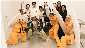 落日飛車與YELLOW黃宣（前排右一）、海豚刑警伍悅（前排右二）、洪佩瑜（前排左）以及弦樂團「曜爆甘」合作。（圖／夕陽音樂提供）