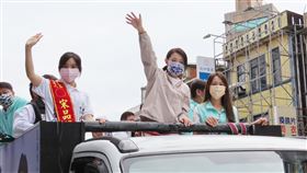 高虹安車隊掃街謝票新竹市長當選人高虹安（前中）27日進行車隊掃街謝票，她表示，將盡快拜會議員當選人，不分顏色、黨派，謙卑溝通，相信市府若提出好政策，議員都會支持。中央社記者魯鋼駿攝  111年11月27日