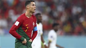 ▲C羅（Cristiano Ronaldo）在對上迦納一役，把手伸進褲襠，並撈了東西出來吃。（圖／美聯社／達志影像）