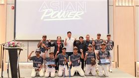 亞洲棒球總會會長辜仲諒（後排左三）及泰國棒球協會會長Vuttichai（後排右四）與泰國青少棒球員合影。（圖／亞洲棒總提供）