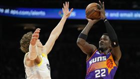 ▲艾頓（Deandre Ayton）（右）飆進29分21籃板「雙20」成績創賽季新高，助太陽擊退爵士。（圖／美聯社／達志影像）