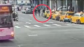 萬華巡佐王彥尊在錢櫃門口與民眾起衝突。（圖／翻攝畫面）