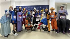 悍將球迷感恩會  蔡佳諺菜鳥日最正中職富邦悍將隊27日舉行球迷感恩會，活動高潮是「菜鳥變裝日」，學長林哲瑄點名，扮成動畫電影「101忠狗」角色庫伊拉的野手蔡佳諺（左7）最正。中央社記者謝靜雯攝  111年11月27日