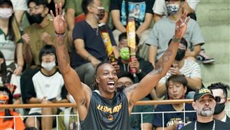 魔獸場邊養傷！「狂送愛心」球迷嗨翻