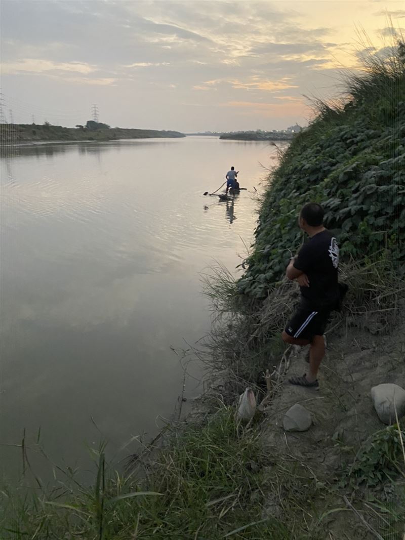 台南市麻豆區麻善大橋下發現男性浮屍，警方調查後確認死者是36歲職業軍人。（圖／翻攝畫面）