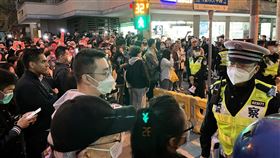 上海市烏魯木齊中路警民對峙（2）上海市哀悼新疆烏魯木齊火災罹難者的民眾27日下午於烏魯木齊中路再集結，安福路一帶傳有民眾被警方逮捕，現場人群高喊放人，不願散去。官方稱這場火災釀10死9傷，事故原因疑為過度封控阻礙居民逃生和搶救。中央社記者李雅雯上海攝 111年11月27日