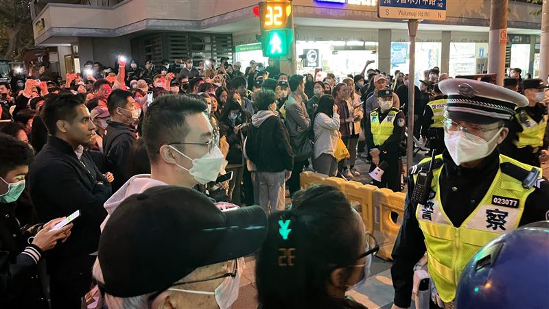 新疆大火燒出「習近平下台」！中共陷兩難