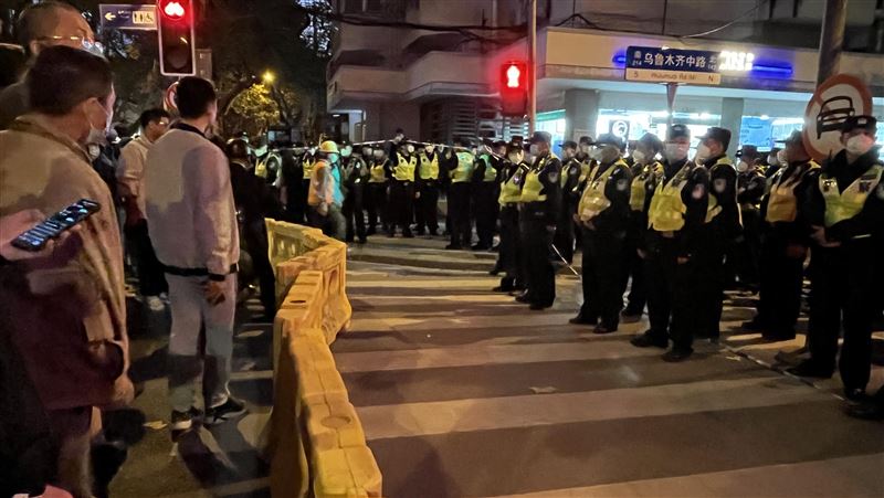 中國街頭、校園「白紙運動」無聲抗議封控