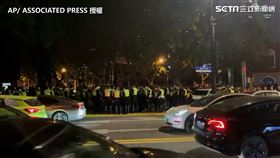 中國出現反封控的民怨，上海民眾在街頭抗議，和警察對峙。（圖AP/ ASSOCIATED PRESS 授權）