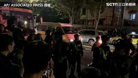 中國出現反封控的民怨，上海民眾在街頭抗議，和警察對峙。（圖AP/ ASSOCIATED PRESS 授權）