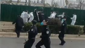 富士康大規模抗爭！大白持棍棒包圍狂扁　「打到見血才停」影片曝光