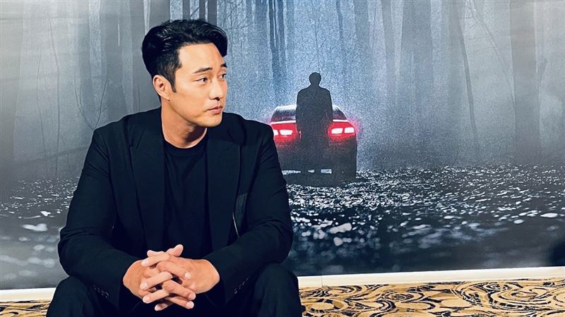 蘇志燮婚後首同框愛妻　她緊黏壯臂閃翻