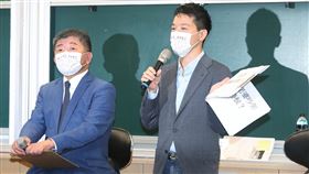 與市長有約活動　陳時中進行快問快答（1）亞太青年協會與台灣大學政治系學會25日在台北舉辦「與市長有約」活動，民進黨台北市長參選人陳時中（左）出席，並由民進黨立委何志偉（右）透過快問快答進行開場。中央社記者郭日曉攝　111年9月25日