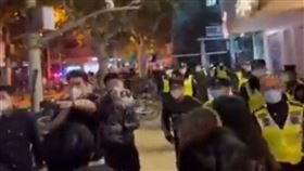 中國上海抗爭白紙革命（圖／翻攝自推特）