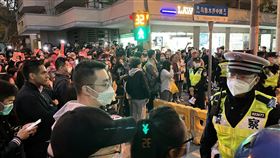 上海市烏魯木齊中路警民對峙（2）上海市哀悼新疆烏魯木齊火災罹難者的民眾27日下午於烏魯木齊中路再集結，安福路一帶傳有民眾被警方逮捕，現場人群高喊放人，不願散去。官方稱這場火災釀10死9傷，事故原因疑為過度封控阻礙居民逃生和搶救。中央社記者李雅雯上海攝 111年11月27日