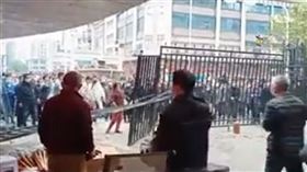 影／中國白紙革命「武漢起義了」：疫情從武漢開始，就從武漢結束。（圖／翻攝自林生亮推特）