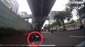 有民眾目擊台北橋下一位飼主強行以機車拖行小狗。（圖／取自臉書）