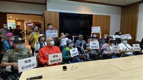 政院版《身權法》修法太倉促，障權會今上午邀集近30個身障民團代表在立院舉行記者會，大聲疾呼「沒有我的參與，不要為我做決定」。（圖／記者簡浩正攝影）