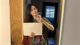 吳欣岱貼出一張網友都十分熟悉的玄關照寫道，#A4Revolution。（圖／翻攝自吳欣岱醫師臉書）