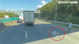 國道三號北上清水段，有女子從天橋墜下。（圖／翻攝畫面）