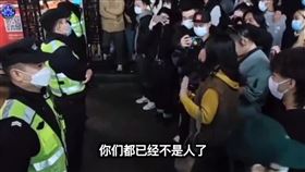 影／封控沒飯吃！女嗆警「你們都不是人」：現在中國人是全世界的笑話。（圖／翻攝自推特）