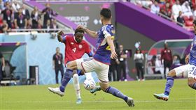 ▲哥斯大黎加富勒（Keysher Fuller）（後）進球，球評呂桂花說，日本有點大意，清球未將球踢遠。（圖／美聯社／達志影像）