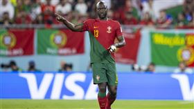 ▲葡萄牙隊後衛白瑞拉（Danilo Pereira）肋骨斷裂，世界盃最後兩場小組賽無法上場。（圖／美聯社／達志影像）