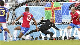 ▲哥斯大黎加門將納瓦斯（Keylor Navas）（著黑衣）前役失7顆球，第2戰對上日本，擋住攻勢成功雪恥。（圖／美聯社／達志影像）