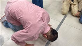 謝國樑自行宣布當選  跪地感謝上帝國民黨基隆市長候選人謝國樑（粉衣者）26日晚間在七堵競選總部自行宣布當選基隆市長，激動跪地感謝上帝，也感恩市民朋友相挺支持。中央社記者王飛華攝  111年11月26日