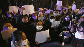 白紙革命，上海烏魯木齊路，抗爭，防疫封控，火警(圖／美聯社／達志影像)