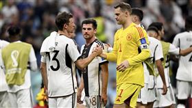 ▲德國、西班牙以1：1握手言和，德國隊長諾伊爾（Manuel Neuer）（右）表示這場比賽證明「我們還活著」。（圖／美聯社／達志影像）