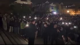 南京傳媒學院聚集抗議
圖／翻攝自Radio Free Asia Chinese 自由亞洲電台普通話﻿臉書
https://fb.watch/h45I-xmtQh/