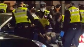 影／上海警爆「無差別抓人」...強拖男子出車外　白紙革命暴行曝光。（圖／翻攝自推特）