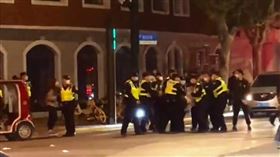 影／上海警爆「無差別抓人」...強拖男子出車外　白紙革命暴行曝光。（圖／翻攝自推特）