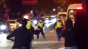 影／上海警爆「無差別抓人」...強拖男子出車外　白紙革命暴行曝光。（圖／翻攝自推特）