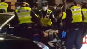 影／上海警爆「無差別抓人」...強拖男子出車外　白紙革命暴行曝光。（圖／翻攝自推特）