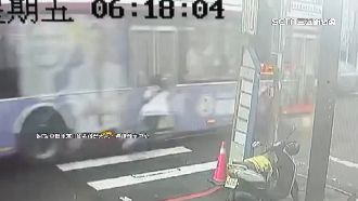 突然關門！女學生書包被夾…慘遭公車拖行