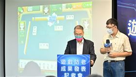 施振榮（中）體驗線上麻將。（圖／陽交大提供）